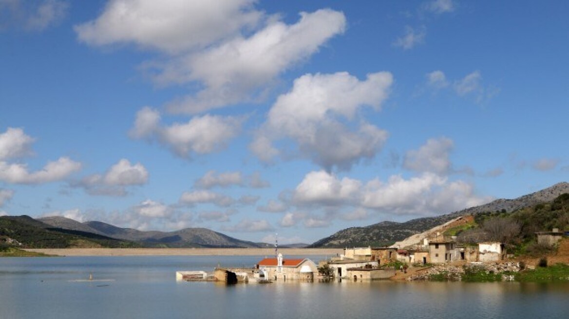 Βίντεο: Λειτουργία στο Σφεντύλι της Κρήτης, το χωριό που χάνεται στο νερό